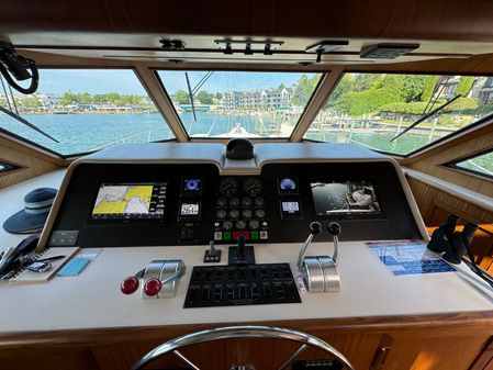 Hatteras 70 Cockpit Motoryacht image