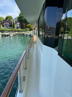 Hatteras 70 Cockpit Motoryacht image