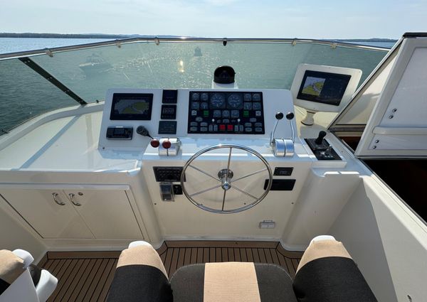 Hatteras 70 Cockpit Motoryacht image