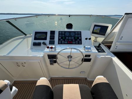 Hatteras 70 Cockpit Motoryacht image