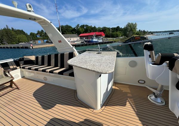 Hatteras 70 Cockpit Motoryacht image