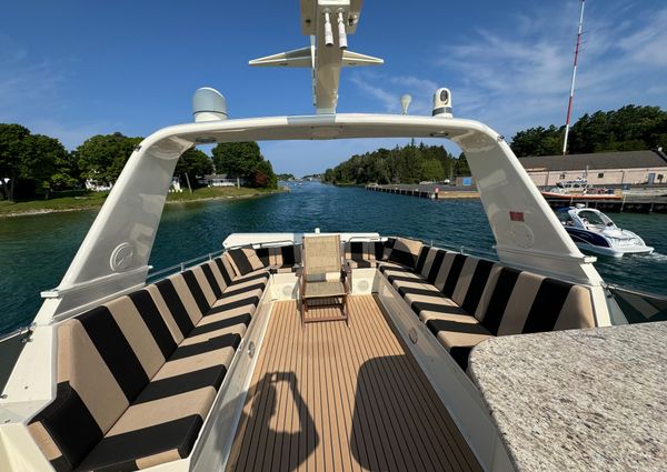 Hatteras 70 Cockpit Motoryacht image