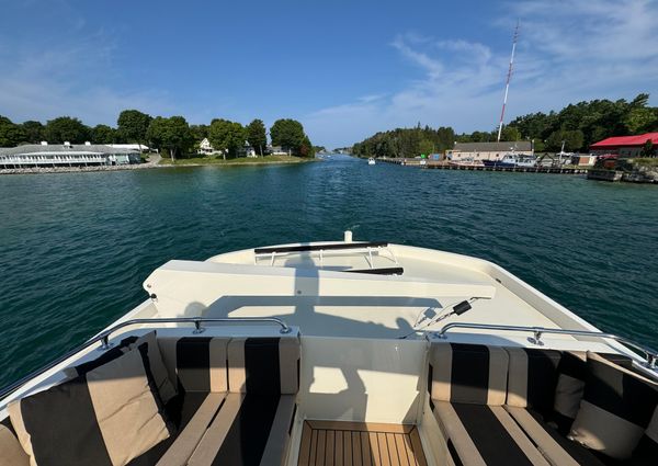 Hatteras 70 Cockpit Motoryacht image