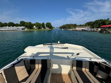 Hatteras 70 Cockpit Motoryacht image