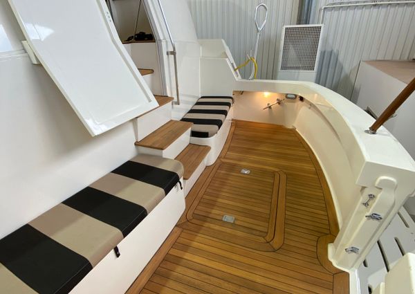 Hatteras 70 Cockpit Motoryacht image