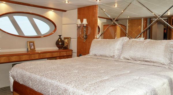 Lazzara 74 MOTOR YACHT image