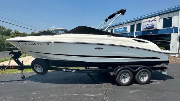 Sea Ray 230 SLX 