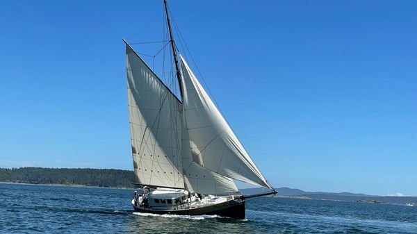 Custom Gartside 37 Pilothouse