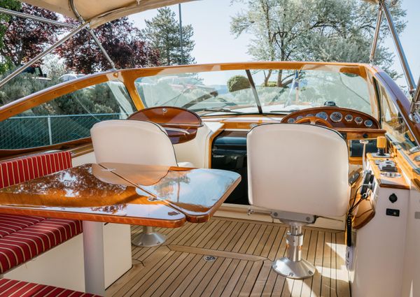 Hinckley Talaria 29 Runabout image