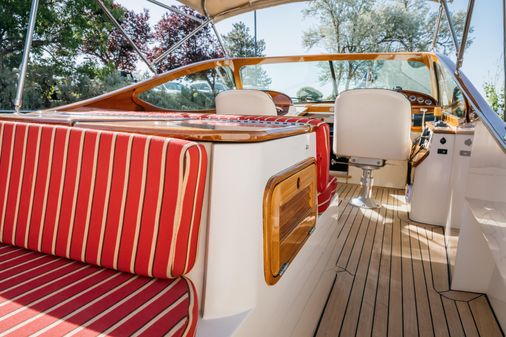 Hinckley Talaria 29 Runabout image