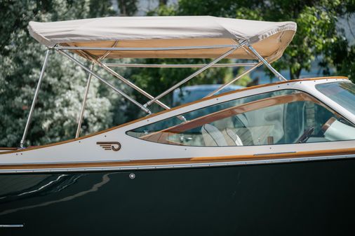 Hinckley Talaria 29 Runabout image