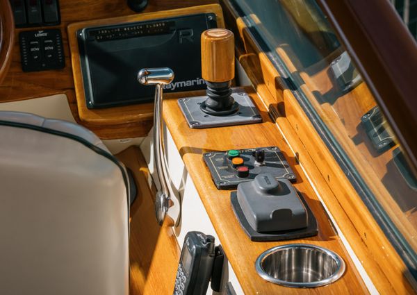 Hinckley Talaria 29 Runabout image