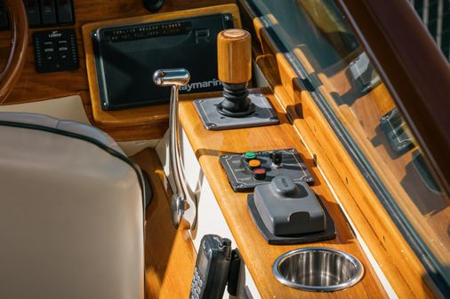 Hinckley Talaria 29 Runabout image