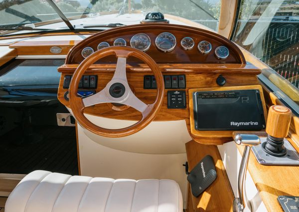 Hinckley Talaria 29 Runabout image