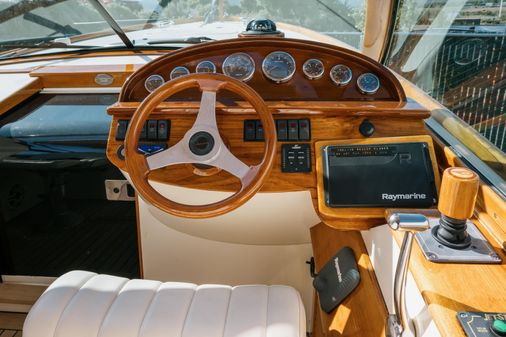 Hinckley Talaria 29 Runabout image