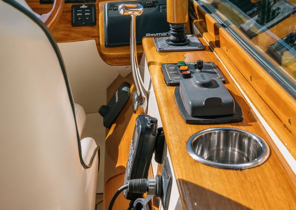 Hinckley Talaria 29 Runabout image