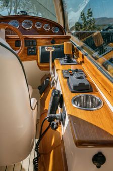 Hinckley Talaria 29 Runabout image