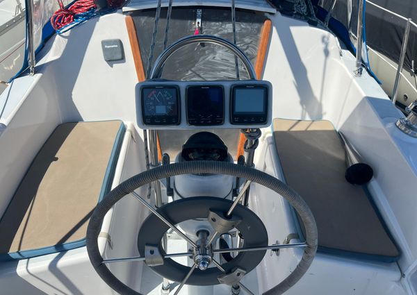 Hunter 27 image