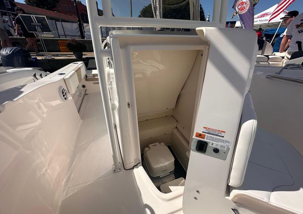 Robalo R200-CENTER-CONSOLE image