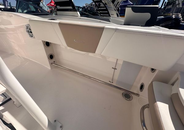 Robalo R200-CENTER-CONSOLE image