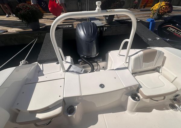 Robalo R200-CENTER-CONSOLE image