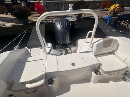 Robalo R200-CENTER-CONSOLE image