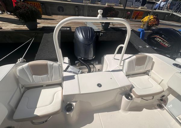 Robalo R200-CENTER-CONSOLE image