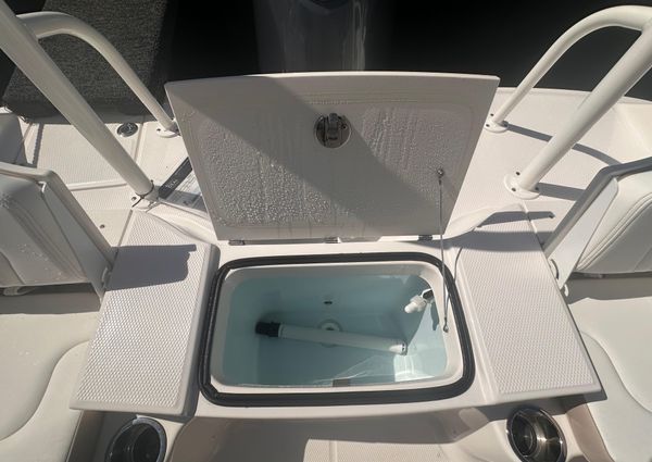 Robalo R200-CENTER-CONSOLE image