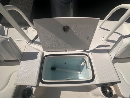 Robalo R200-CENTER-CONSOLE image