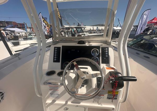 Robalo R200-CENTER-CONSOLE image