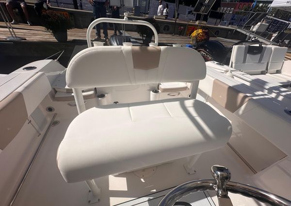 Robalo R200-CENTER-CONSOLE image