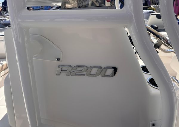 Robalo R200-CENTER-CONSOLE image