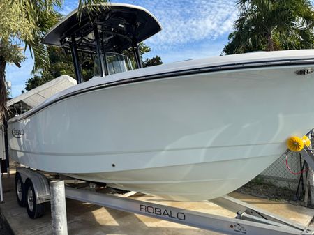 Robalo R230-CENTER-CONSOLE image