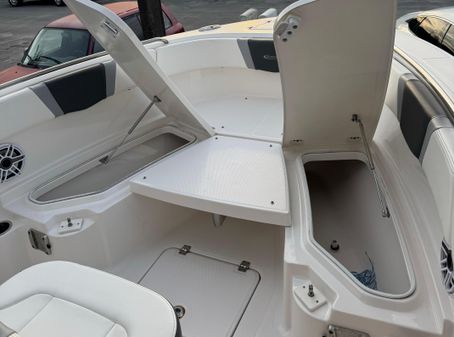 Robalo R230-CENTER-CONSOLE image