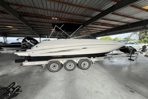 Sea Ray 240 Sundeck Outboard image