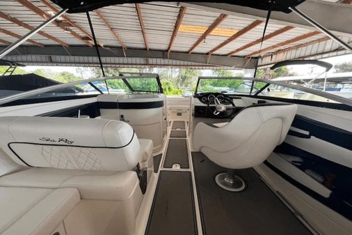 Sea Ray 240 Sundeck Outboard image