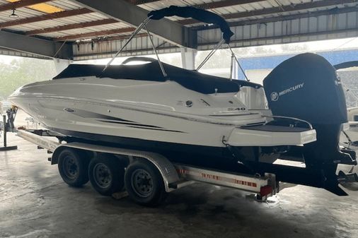 Sea Ray 240 Sundeck Outboard image