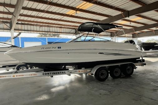 Sea Ray 240 Sundeck Outboard image