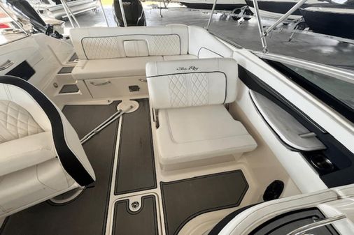 Sea Ray 240 Sundeck Outboard image