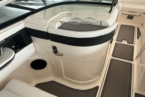 Sea Ray 240 Sundeck Outboard image