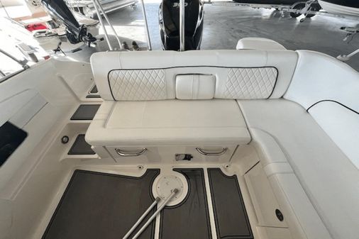 Sea Ray 240 Sundeck Outboard image