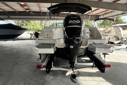 Sea Ray 240 Sundeck Outboard image