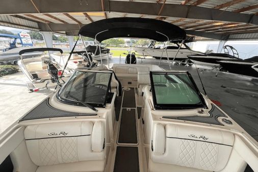 Sea Ray 240 Sundeck Outboard image