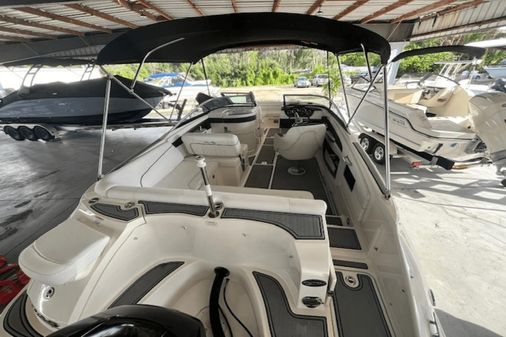 Sea Ray 240 Sundeck Outboard image