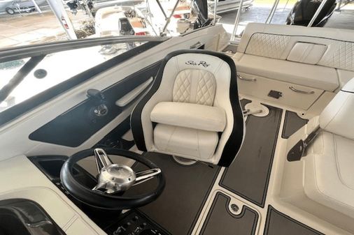 Sea Ray 240 Sundeck Outboard image