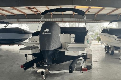 Sea Ray 240 Sundeck Outboard image