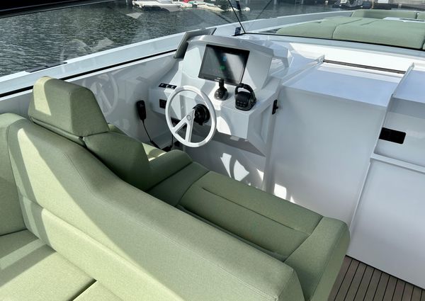 Vanquish Yachts VQ45 image