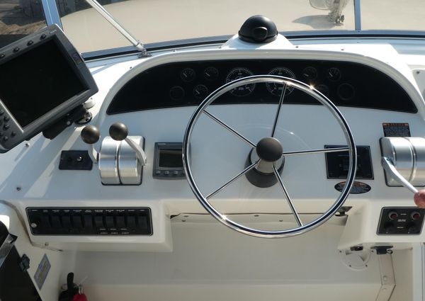 Meridian 490 Pilothouse image