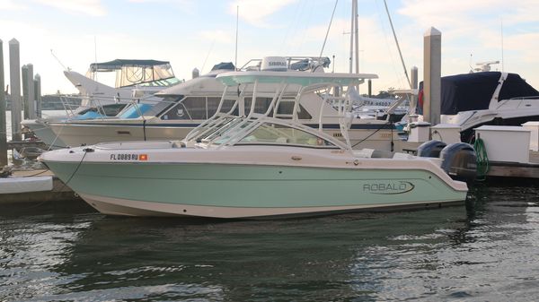 Robalo R247 Dual Console