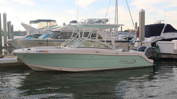 Robalo R247 Dual Console 